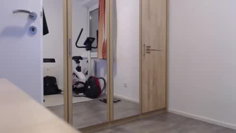 theskylake1 online show from December 16, 4:47 pm