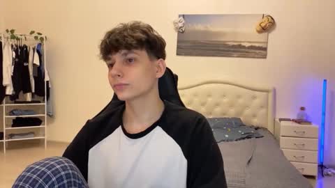 Thomas Hill online show from December 5, 9:00 pm