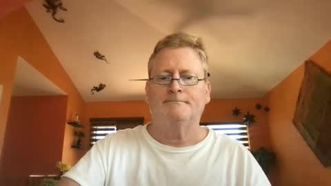 Hola online show from April 1, 6:05 pm