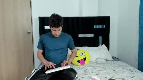 Snapshot of tommy_carlos chatting on September 11, 2:43 am online show from September 11, 2:43 am