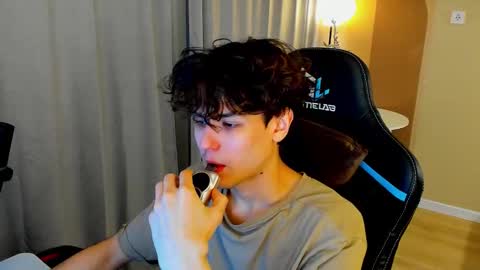 travisrivas online show from February 5, 1:01 am