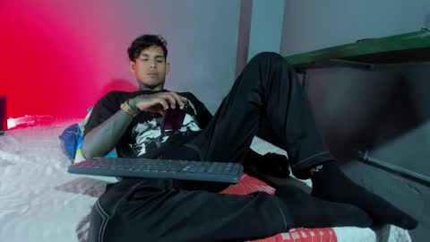 TRAV - INDEPENDENT MODEL online show from October 4, 2:05 am