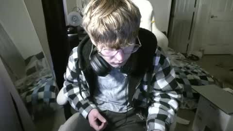 shytwink online show from December 19, 11:45 pm