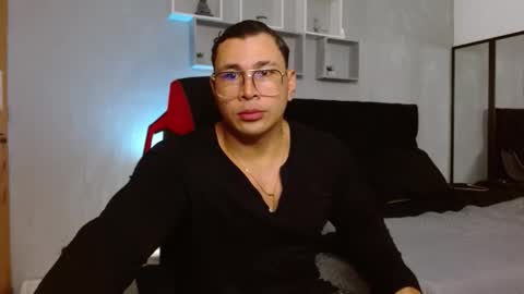 tyler_hank1 online show from December 2, 2:25 am