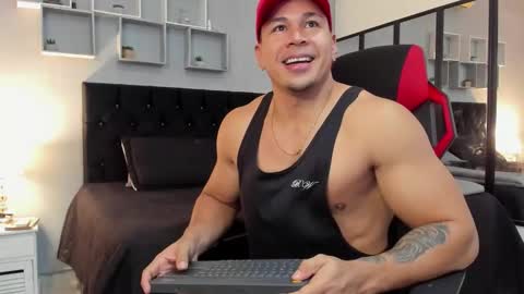 tyler_hank1 online show from December 23, 2:09 am