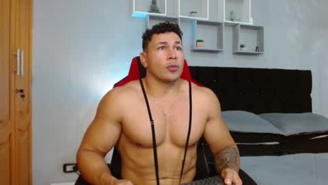 tyler_hank1 online show from November 16, 5:26 pm