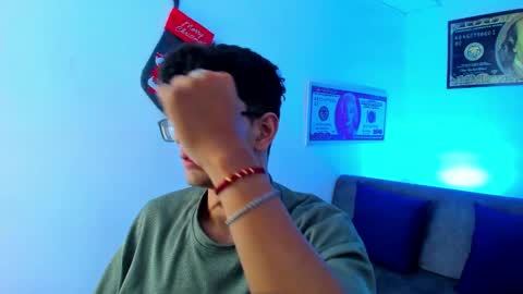 Snapshot of tylerwhiite_ chatting on December 20, 2:41 am online show from December 20, 2:41 am
