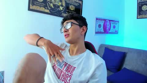 Snapshot of tylerwhiite_ chatting on February 1, 2:58 am online show from February 1, 2:58 am