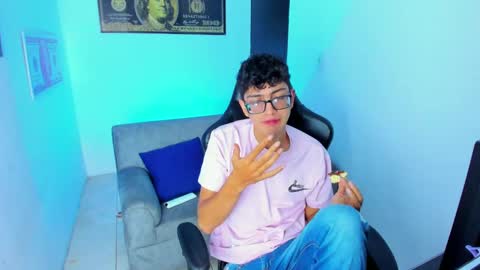 Snapshot of tylerwhiite_ chatting on February 9, 2:49 am online show from February 9, 2:49 am