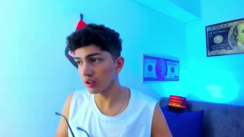 Snapshot of tylerwhiite_ chatting on December 15, 3:13 am online show from December 15, 3:13 am