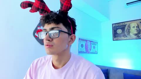 Snapshot of tylerwhiite_ chatting on December 3, 2:56 am online show from December 3, 2:56 am