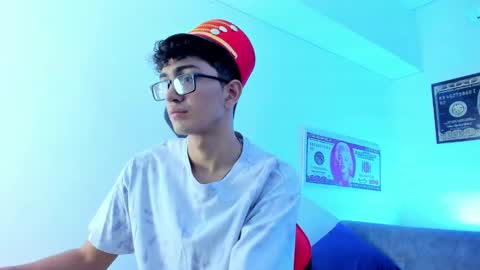 Snapshot of tylerwhiite_ chatting on December 4, 2:53 am online show from December 4, 2:53 am