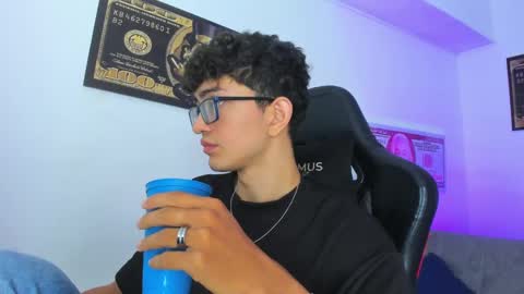 Snapshot of tylerwhiite_ chatting on March 12, 2:52 am online show from March 12, 2:52 am