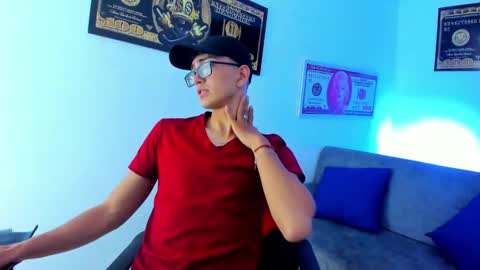 Snapshot of tylerwhiite_ chatting on December 8, 10:14 pm online show from December 8, 10:14 pm
