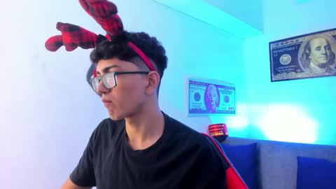 Snapshot of tylerwhiite_ chatting on December 12, 3:10 am online show from December 12, 3:10 am
