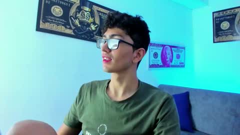 Snapshot of tylerwhiite_ chatting on February 5, 2:51 am online show from February 5, 2:51 am