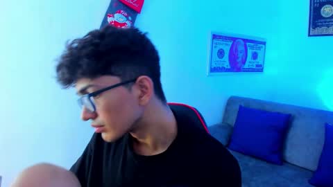 Snapshot of tylerwhiite_ chatting on December 22, 2:49 am online show from December 22, 2:49 am
