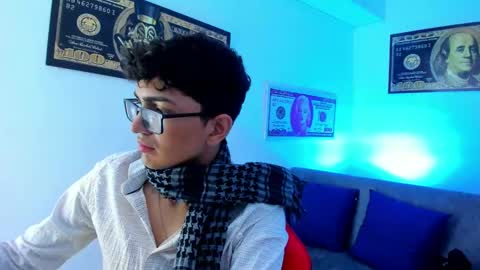 Snapshot of tylerwhiite_ chatting on December 28, 2:43 am online show from December 28, 2:43 am