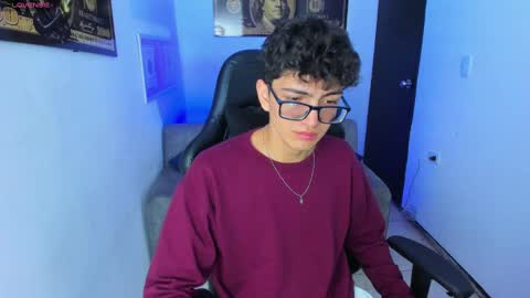 Snapshot of tylerwhiite_ chatting on March 7, 3:19 am online show from March 7, 3:19 am