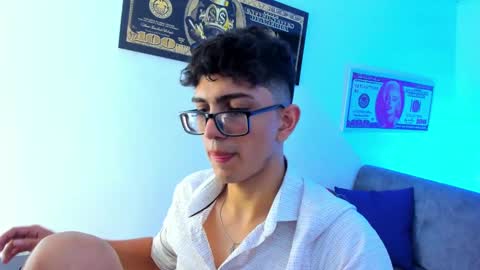 Snapshot of tylerwhiite_ chatting on December 31, 3:01 am online show from December 31, 3:01 am