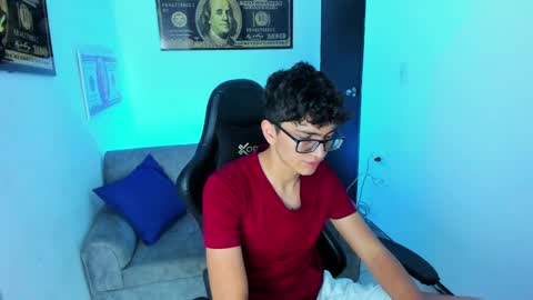 Snapshot of tylerwhiite_ chatting on February 7, 3:13 am online show from February 7, 3:13 am