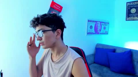 Snapshot of tylerwhiite_ chatting on December 7, 2:53 am online show from December 7, 2:53 am
