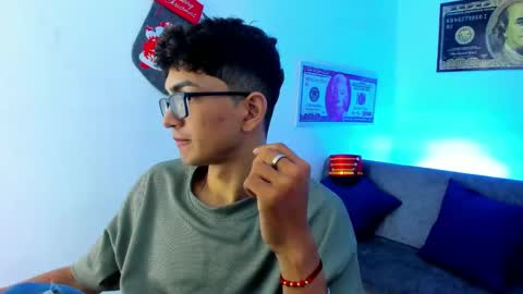 Snapshot of tylerwhiite_ chatting on December 14, 2:45 am online show from December 14, 2:45 am