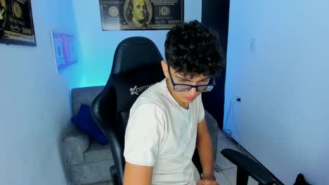 Snapshot of tylerwhiite_ chatting on March 1, 2:59 am online show from March 1, 2:59 am