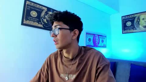 Snapshot of tylerwhiite_ chatting on December 27, 3:20 am online show from December 27, 3:20 am