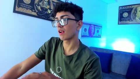 Snapshot of tylerwhiite_ chatting on December 18, 3:04 am online show from December 18, 3:04 am