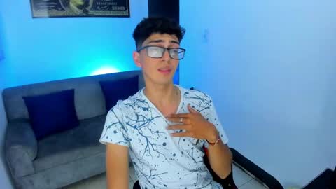 Snapshot of tylerwhiite_ chatting on December 11, 2:43 am online show from December 11, 2:43 am
