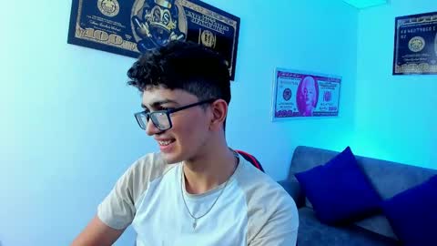 Snapshot of tylerwhiite_ chatting on January 21, 2:55 am online show from January 21, 2:55 am