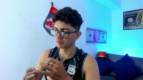 Snapshot of tylerwhiite_ chatting on December 13, 3:16 am online show from December 13, 3:16 am