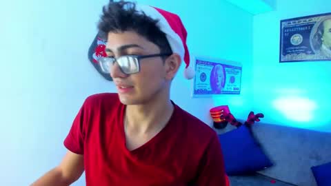 Snapshot of tylerwhiite_ chatting on December 24, 3:05 am online show from December 24, 3:05 am