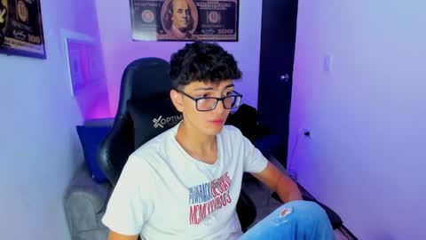 Snapshot of tylerwhiite_ chatting on February 25, 2:58 am online show from February 25, 2:58 am