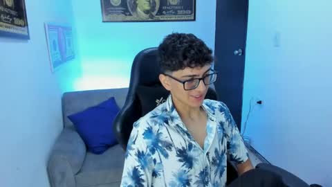 Snapshot of tylerwhiite_ chatting on February 19, 2:55 am online show from February 19, 2:55 am