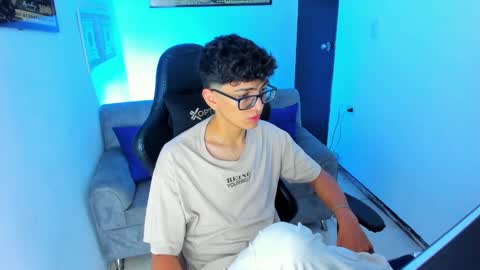 Snapshot of tylerwhiite_ chatting on February 18, 2:59 am online show from February 18, 2:59 am