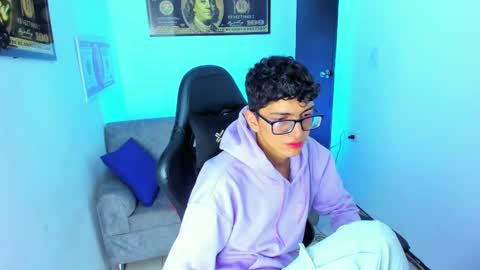 Snapshot of tylerwhiite_ chatting on February 12, 2:56 am online show from February 12, 2:56 am