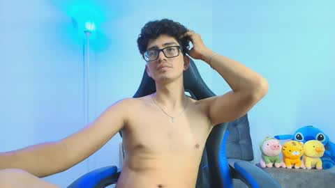 Snapshot of tylerwhiite_ chatting on October 18, 8:19 am online show from October 18, 8:19 am