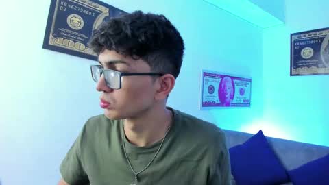 Snapshot of tylerwhiite_ chatting on January 22, 2:59 am online show from January 22, 2:59 am