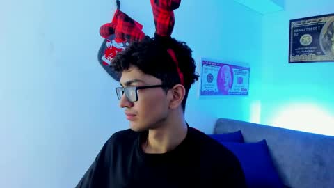 Snapshot of tylerwhiite_ chatting on December 6, 2:57 am online show from December 6, 2:57 am