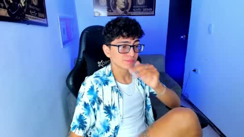 Snapshot of tylerwhiite_ chatting on March 5, 2:36 am online show from March 5, 2:36 am