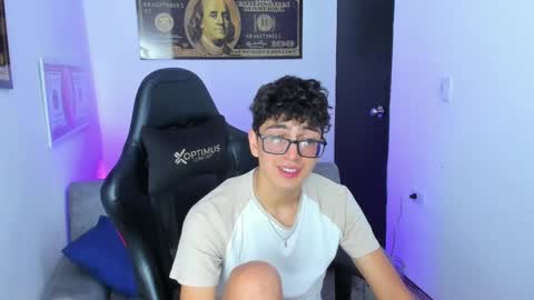 Snapshot of tylerwhiite_ chatting on March 9, 3:12 am online show from March 9, 3:12 am