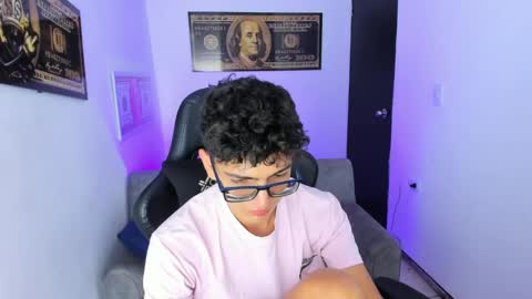 Snapshot of tylerwhiite_ chatting on March 2, 2:51 am online show from March 2, 2:51 am