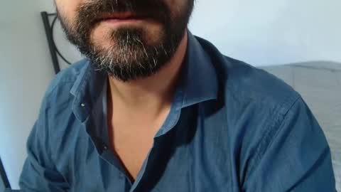 Snapshot of under_thedesk chatting on October 18, 8:41 am Giov online show from October 18, 8:41 am