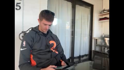 Stepbro online show from March 3, 2:10 pm