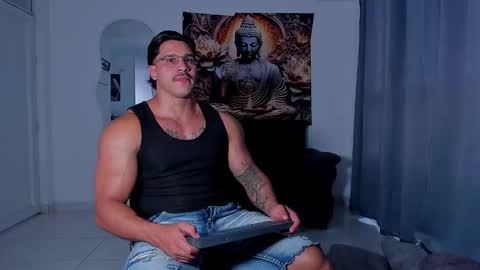 Snapshot of valentino_dossantos chatting on October 21, 8:12 pm online show from October 21, 8:12 pm