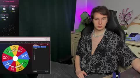 Snapshot of vincent__strong chatting on October 19, 9:45 am Vincent Strong online show from October 19, 9:45 am
