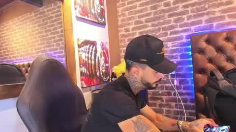 Snapshot of vinzenzrizzo chatting on October 20, 5:33 am ---Vinzen--- online show from October 20, 5:33 am