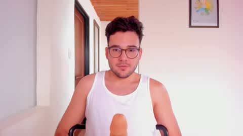 Vito Ferrer online show from October 17, 4:00 pm